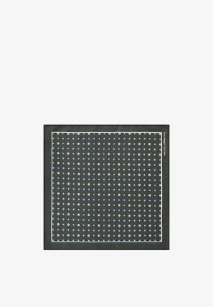 Kwadratowy jedwabny szalik o ciemnym tle z powtarzającym się wzorem niebieskich, białych i brązowych kształtów geometrycznych, z jasnoniebieską obwódką.