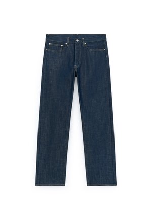 Tummansiniset farkut suoralla lahkeella. Niissä on etutaskut, metalliosat ja kontrastisommittelu.