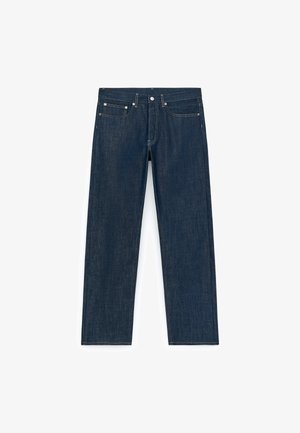 Jean en denim bleu foncé avec une coupe droite. Comprend des poches avant, une quincaillerie métallique et des coutures contrastantes.