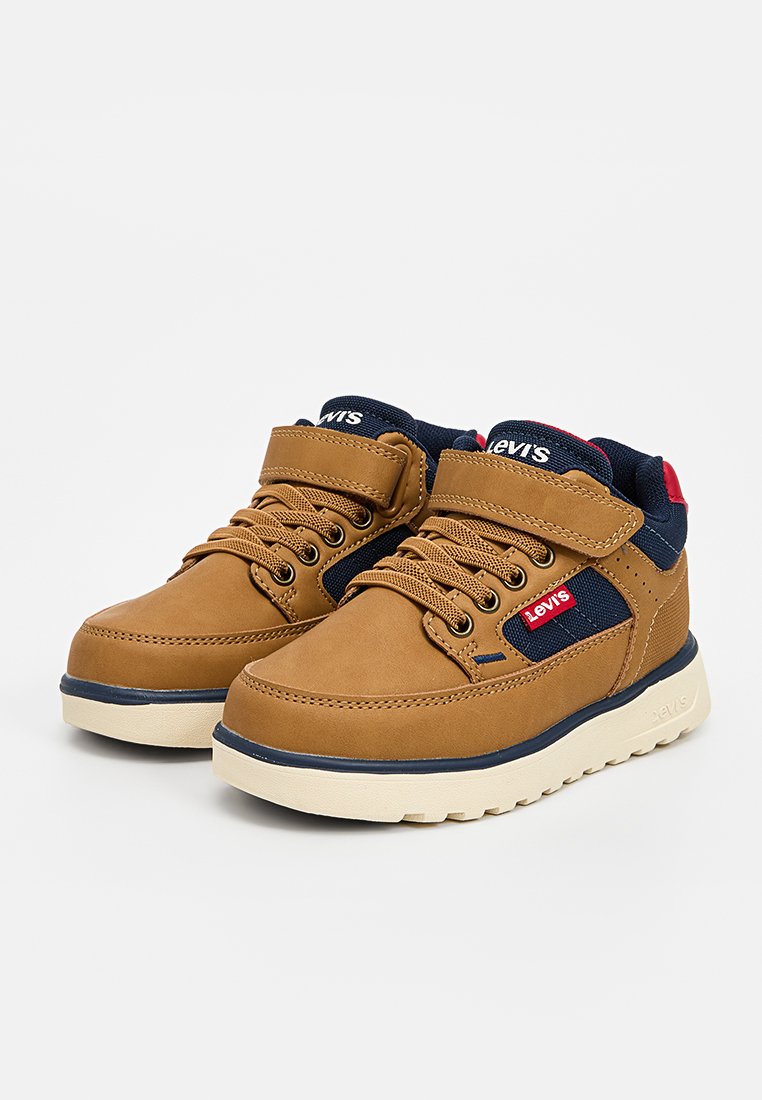 Baskets pour tout-petits marron et bleu marine avec sangle velcro, lacets, semelle blanche et logo rouge Levi's sur le côté et la langue.