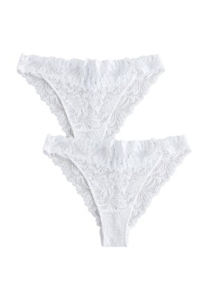 Dos braguitas de mujer estilo bikini de encaje blanco con patrones florales, bordes festoneados y cinturillas elásticas, exhibidas sobre un fondo blanco.