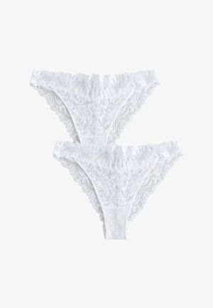 Dos braguitas de mujer estilo bikini de encaje blanco con patrones florales, bordes festoneados y cinturillas elásticas, exhibidas sobre un fondo blanco.