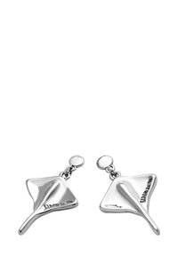 Boucles d'oreilles en argent en forme de raies, avec une texture lisse et une petite attache circulaire. Chaque boucle est gravée avec une marque.