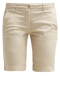 Shorts en coton beige longueur genou avec ceinture boutonnée, passants pour ceinture, poches avant et fermeture éclair.