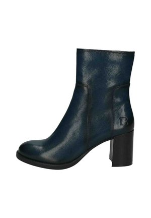 Dunkelblaugrüne Leder-Stiefelette mit einem massiven schwarzen Absatz, schlankem Design, glatter Textur und geprägtem Logodetail an der Seite.