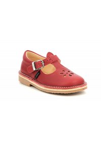 Chaussure en cuir rouge avec un design découpé, sangle ajustable à boucle et semelle beige. Présente des coutures le long du bord.