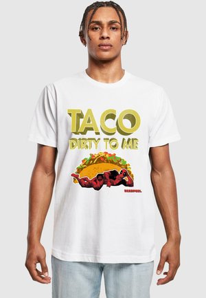 Biała bawełniana koszulka z wyrazistym, żółtym napisem „TACO DIRTY TO ME” oraz grafiką Deadpoola leżącego na tacos.