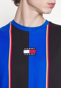 Tommy Jeans Camiseta estampada - blue