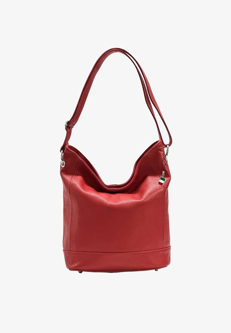 Rote Leder-Hobo-Tasche mit einem einzigen Schulterriemen, strukturierter Oberfläche und einem kleinen italienischen Flaggenakzent an der Seite. Weiche, abgerundete Form.