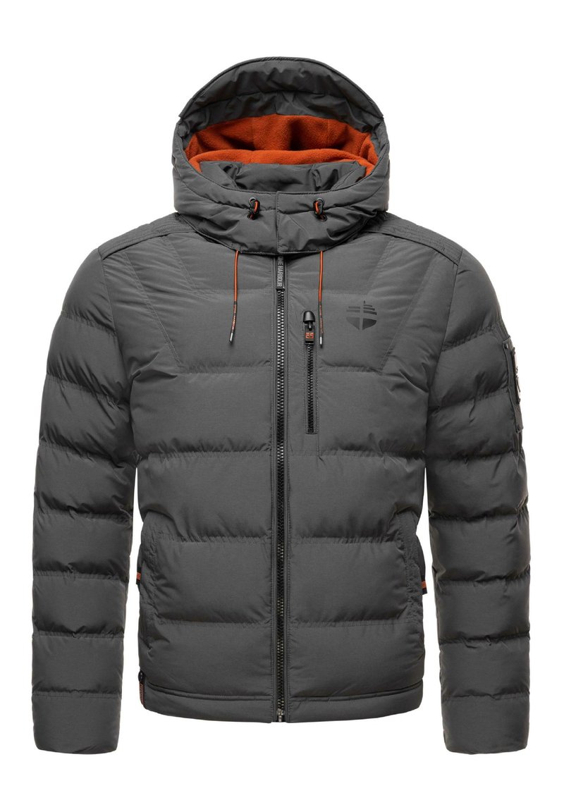 Chaqueta acolchada gris con cierre delantero, capucha ajustable, forro interior naranja y detalle del logo en el pecho. Diseño texturizado y acolchado.