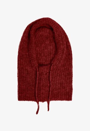 Burgunderrød strikket hue med en blød, fluffy tekstur, der har en bred manchet og lange snore til fastgørelse. Rundtop design.