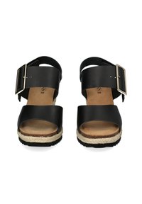 Zwarte leren sandalen met een brede voorband en een enkelband met een metalen gesp, espadrille-stijl jute middenzool en een gestructureerde rubberen zool.