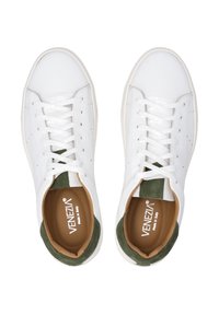 Hvide lædersneakers med grønne ruskindsektioner, rund tå og flad snøring. Har en tekstureret overflade og polstrede tan indersåler.