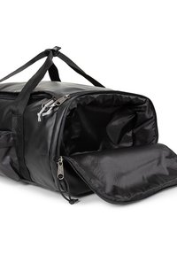 Mustapolyesterista valmistettu duffel-laukku, jossa on kaksi yläkahvaa, vetoketjusulku ja muotoutumaton sisus.