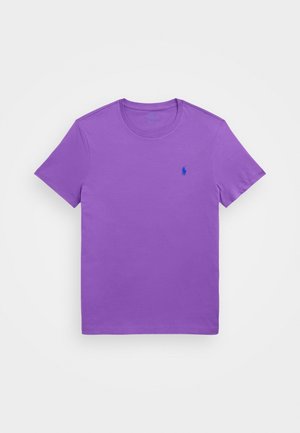 T-shirt violet à manches courtes et col rond avec un petit logo bleu brodé sur la poitrine gauche.