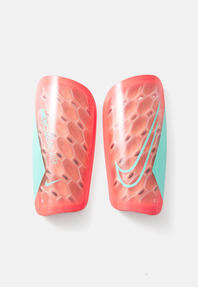 Røde og turkise Nike Mercurial Lite benskinner med et hexagonalt mønster, glat overflade og tydelige venstre og højre markeringer.