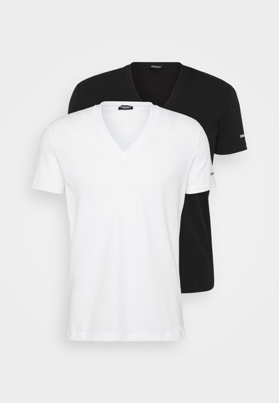 To v-hals t-shirts, en sort og en hvid, lavet af blødt bomuldsstof. Korte ærmer, afslappet pasform, med diskret branding på ærmet.