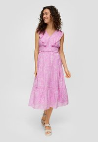 Roze bloemen maxi-jurk met ruches bij de hals en een gelaagde zoom. Gemaakt van lichtgewicht stof, met een smocktail en een uitlopende silhouette.