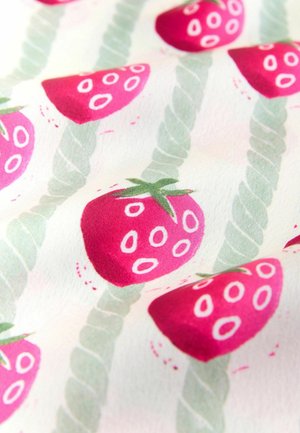 Biely materiál s opakujúcim sa vzorom jasne ružových jahôd a bledozelených skrútených vertikálnych pruhov.