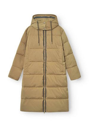Manteau long en version matelassée de couleur beige, avec un col haut, une fermeture éclair à l'avant, de grandes poches et une capuche réglable. Texture lisse et matelassée.