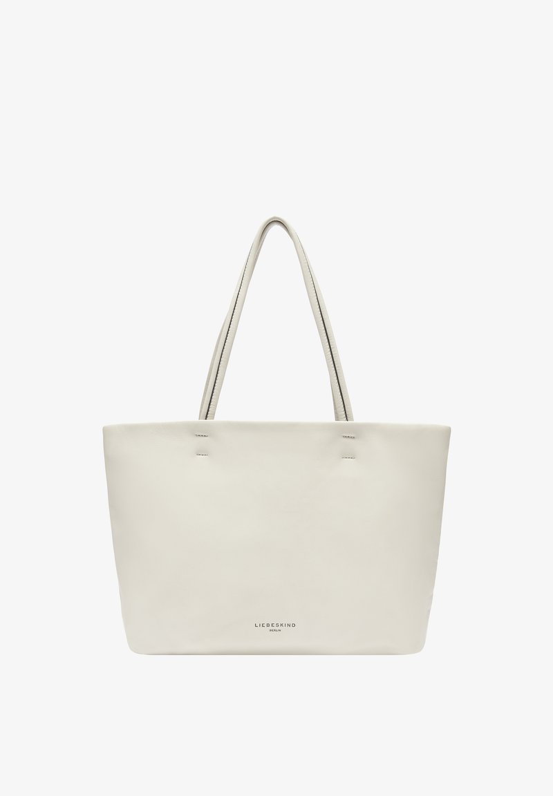 Weißes Leder-Tote mit zwei Griffen, glatte Textur, minimalistisches Design und dezente Nähte; hat eine geprägte Markenkennung auf der Vorderseite.