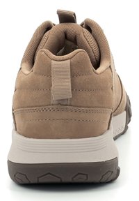 Scarpa atletica da uomo in suede marrone con un colletto in tessuto a rete testurizzato, tacco rinforzato e suola in gomma con motivi esagonali.