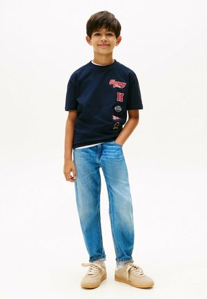 VARSITY MULTI-BADGE CREW NECK  - Camiseta estampada - dark night navy