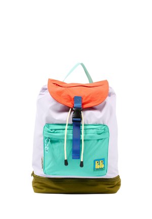 Zaino colorato con patta arancione, corpo viola chiaro, tasca frontale turchese con fibbia blu e cerniera del compartimento inferiore verde oliva.