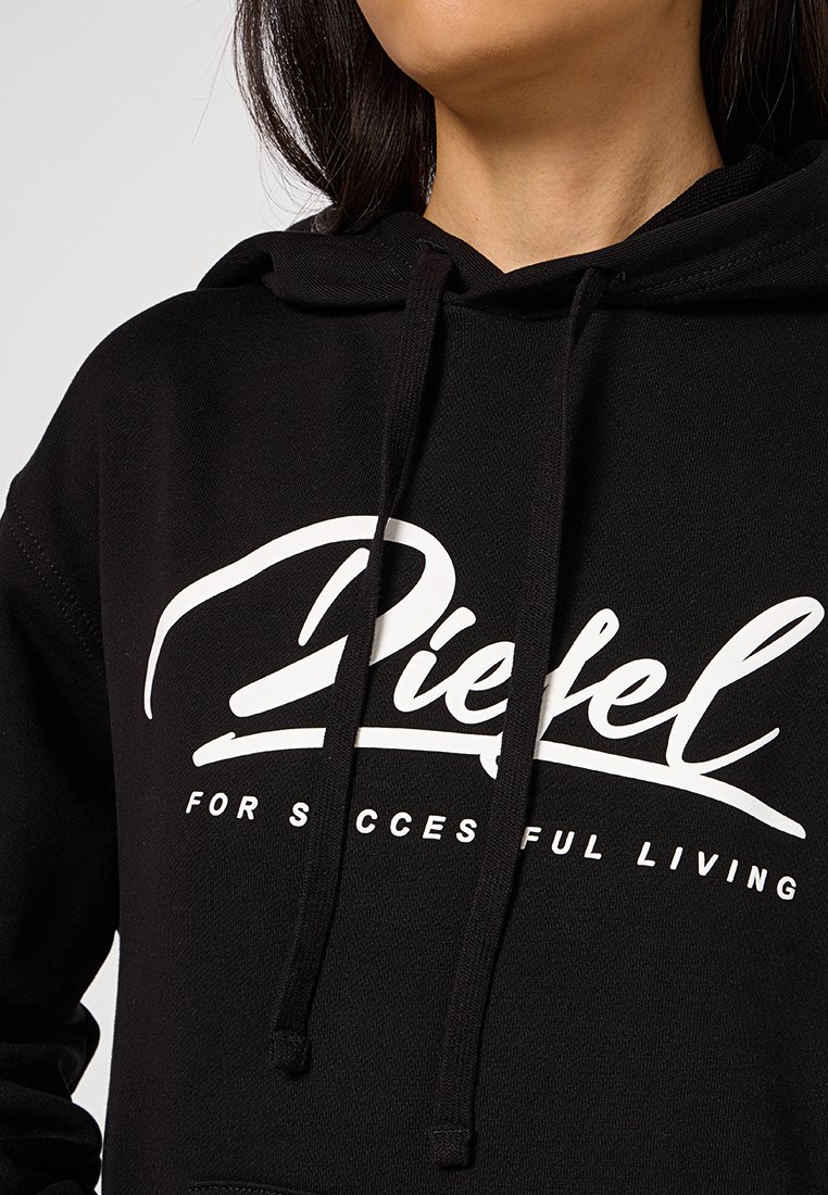 Zwarte hoodie met opvallende witte geschreven tekst "Diesel" en "For Successful Living." Heeft een katoenmix en een voorzak.