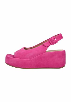 Sandalo zeppa platform in suede rosa con cinturino posteriore con fibbia, punta aperta e suola spessa, mostrato di lato.