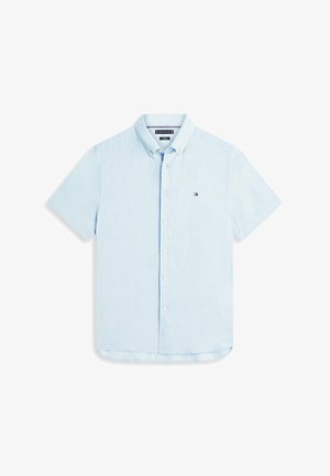 Lyseblå kortærmet skjorte med knapper og en knaplukning i kraven samt et lille Tommy Hilfiger-logo på venstre brystside.