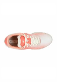 Zapatilla deportiva blanca y coral con parte superior de malla, superficie texturizada, punta redonda, cordones blancos y acento del logo en la lengüeta.