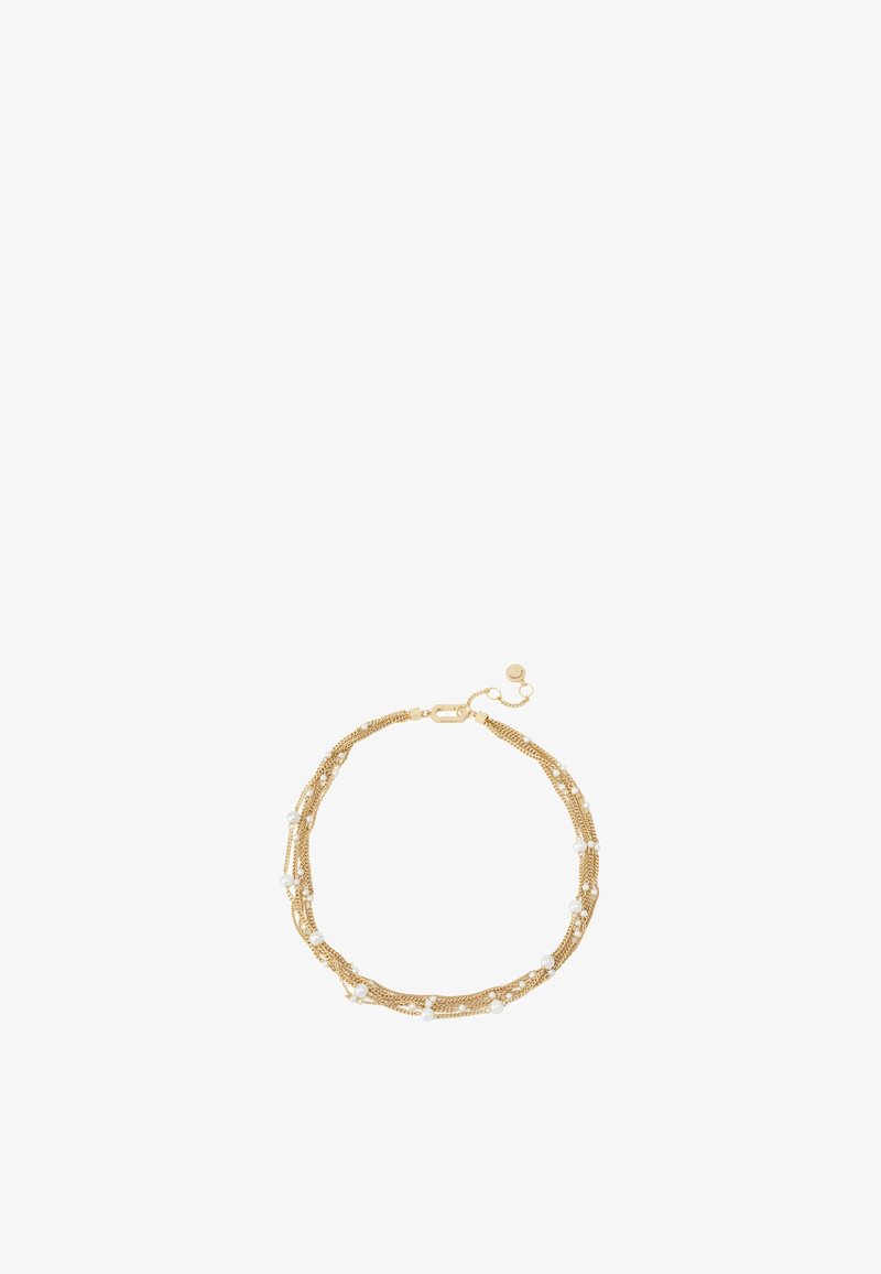 Bracelet délicat en chaîne d'or à plusieurs rangs, orné de petites perles blanches et d'un fermoir en or avec extension réglable.
