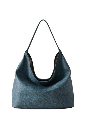 Borsa a mano in pelle blu scuro texturizzata con una tracolla singola e una forma morbida e décontractée su sfondo bianco.