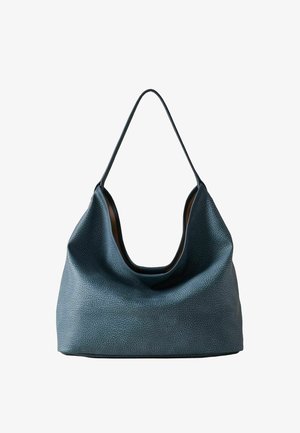 Borsa a mano in pelle blu scuro texturizzata con una tracolla singola e una forma morbida e décontractée su sfondo bianco.