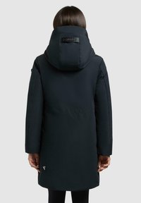 Schwarzer isolierter Parka mit hohem Kragen, verstellbare Kapuze und glatter Textur. Enthält ein Logo-Detail auf dem Rücken und seitliche Taschen.