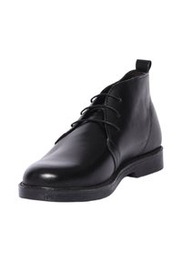 Stivaletto in pelle nera con finitura liscia, punta rotonda e chiusura con lacci. Caratterizzato da un tacco basso a strati e una linguetta per il sollevamento.