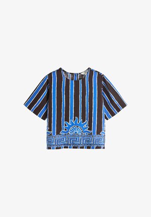 Krátky crop top s krátkym rukávom s vertikálnymi pruhmi v modrej a tmavohnedej farbe, s motívom slnka a geometrickým vzorom na leme.