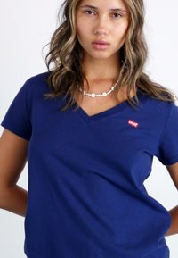 Levi's® THE PERFECT TEE V-NECK - Jednoduché tričko - naval academy