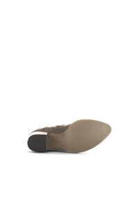 Chaussure brune à bout pointu avec un talon bloc vue du dessous, motif de grip texturé et nom de la marque visible.
