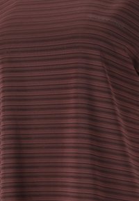 Bordeaux gestreept sportshirt met een gladde textuur, met dunne horizontale lijnen en een klein logo op de voorkant.
