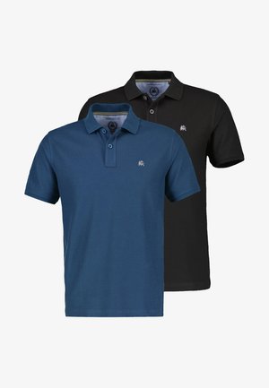 Zwei kurzärmelige Poloshirts, eines blau und eines schwarz, beide mit Kragen, Knöpfen und kleinen gestickten Logos auf der linken Brust.