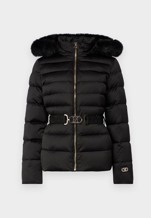 Schwarze Daunenjacke mit kapuze aus Fellimitat, Frontreißverschluss und elastischem Gürtel mit Logoprint. Strukturierter, gestepptes Design mit langen Ärmeln.