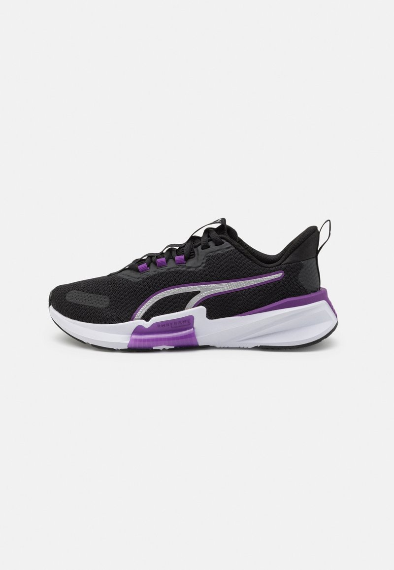 Sneaker de sport noir avec tige en maille, accents violets, semelle intermédiaire blanche et semelle extérieure avec une adhérence prononcée. Dispose d'un système de laçage et d'une languette d'enfilage.