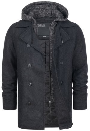 Tmavě šedý dvouřadý vlněný kabát s černou prošívanou vnitřní bundou a připevněnou kapucí se šňůrkami, zobrazený z přední strany.