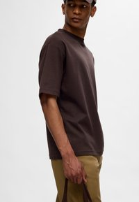 Selected Homme SLH LOOSE OSCAR O NECK TEE - Basic póló - chocolate torte