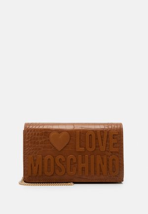 Brązowa kopertówka ze skóry o fakturze krokodyla z wypukłym kształtem serca i tekstem "LOVE MOSCHINO", z złotym łańcuszkiem na białym tle.