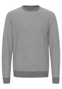 Pull gris à manches longues et col ras du cou avec une fine texture à rayures horizontales et des bord-côtes aux poignets, au col et à l'ourlet.