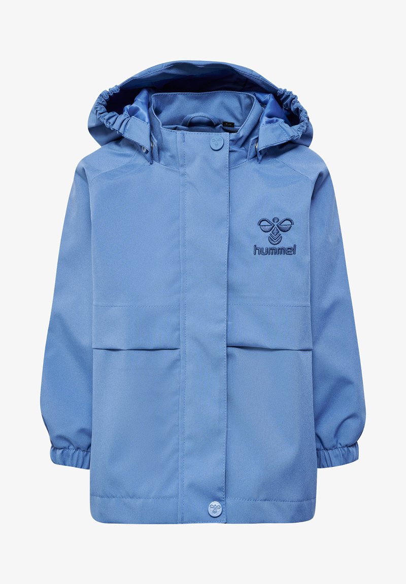 Jasnoniebieska wodoodporna kurtka z kapturem, elastycznymi mankietami, dwoma przednimi kieszeniami oraz haftowanym logo na klatce piersiowej. Gładka faktura.
