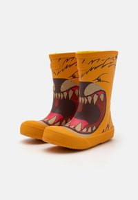 Bottes de pluie en caoutchouc de couleur jaune vif avec un design de visage de lion. Comprend une grande bouche rouge, des dents acérées et une semelle texturée pour l'adhérence.